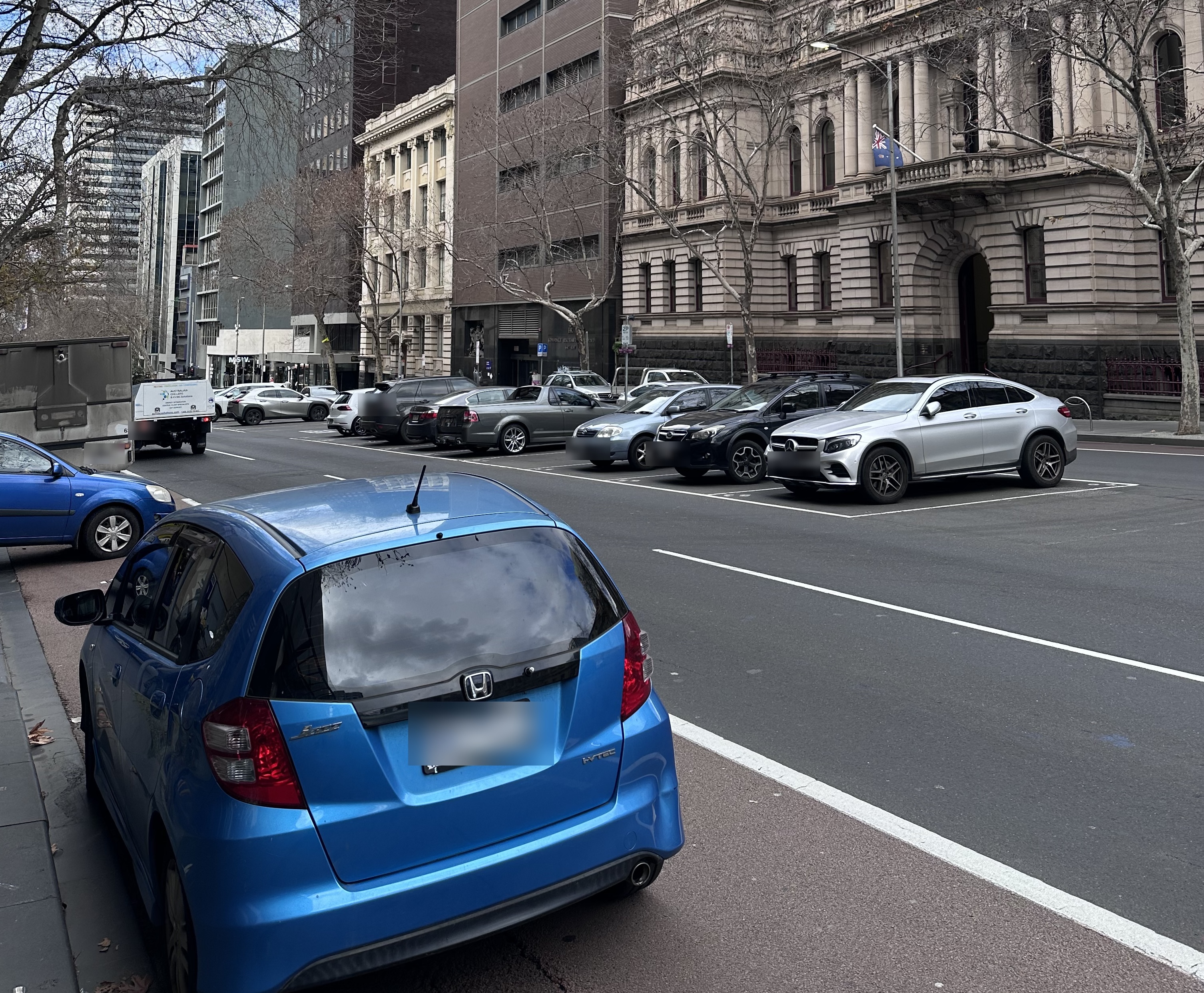 Photo of cars parked along Lonsdale St, Melbourne taken at the same time as the map screenshots